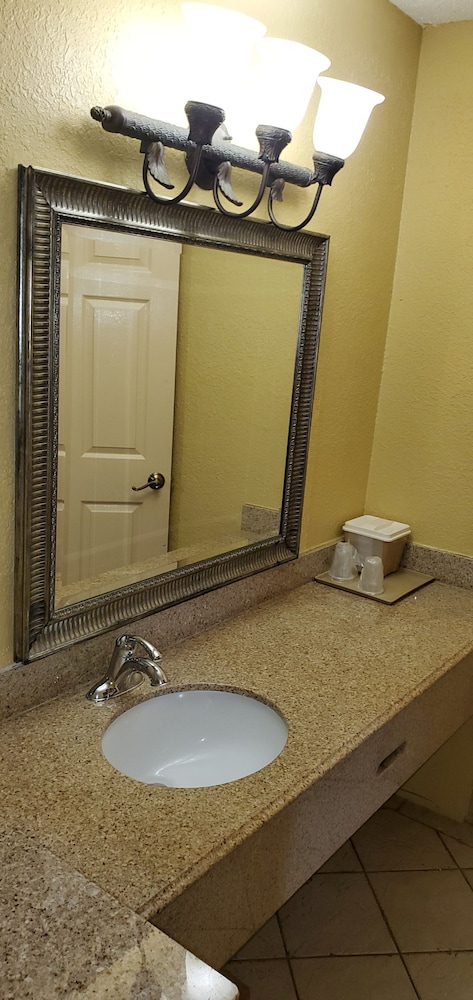 Americas Best Value Inn Suites Pensacola 28/30