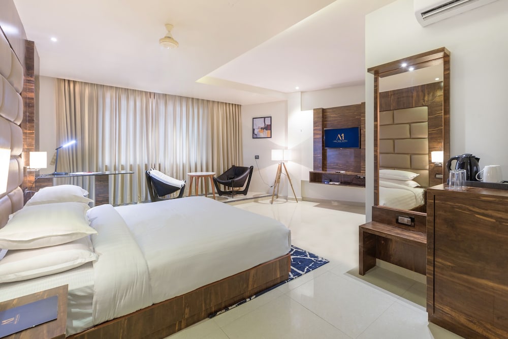 AURA ONE HOTEL 12/45