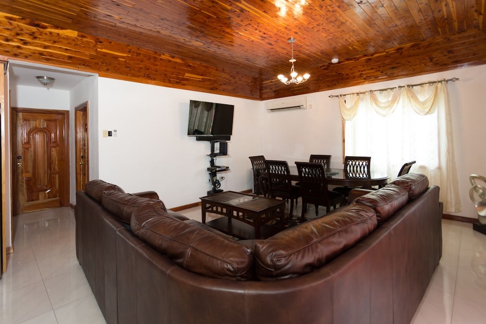 New Kingston Guest Apt At Fairway 10/24
