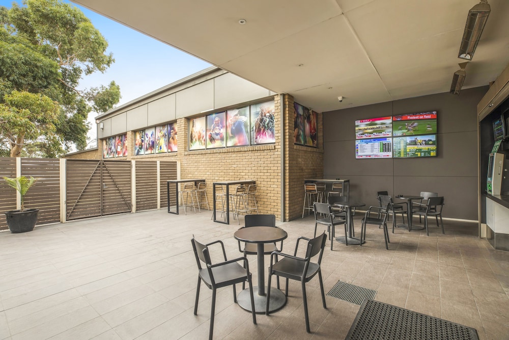 Nightcap at Coolaroo Hotel 37/52