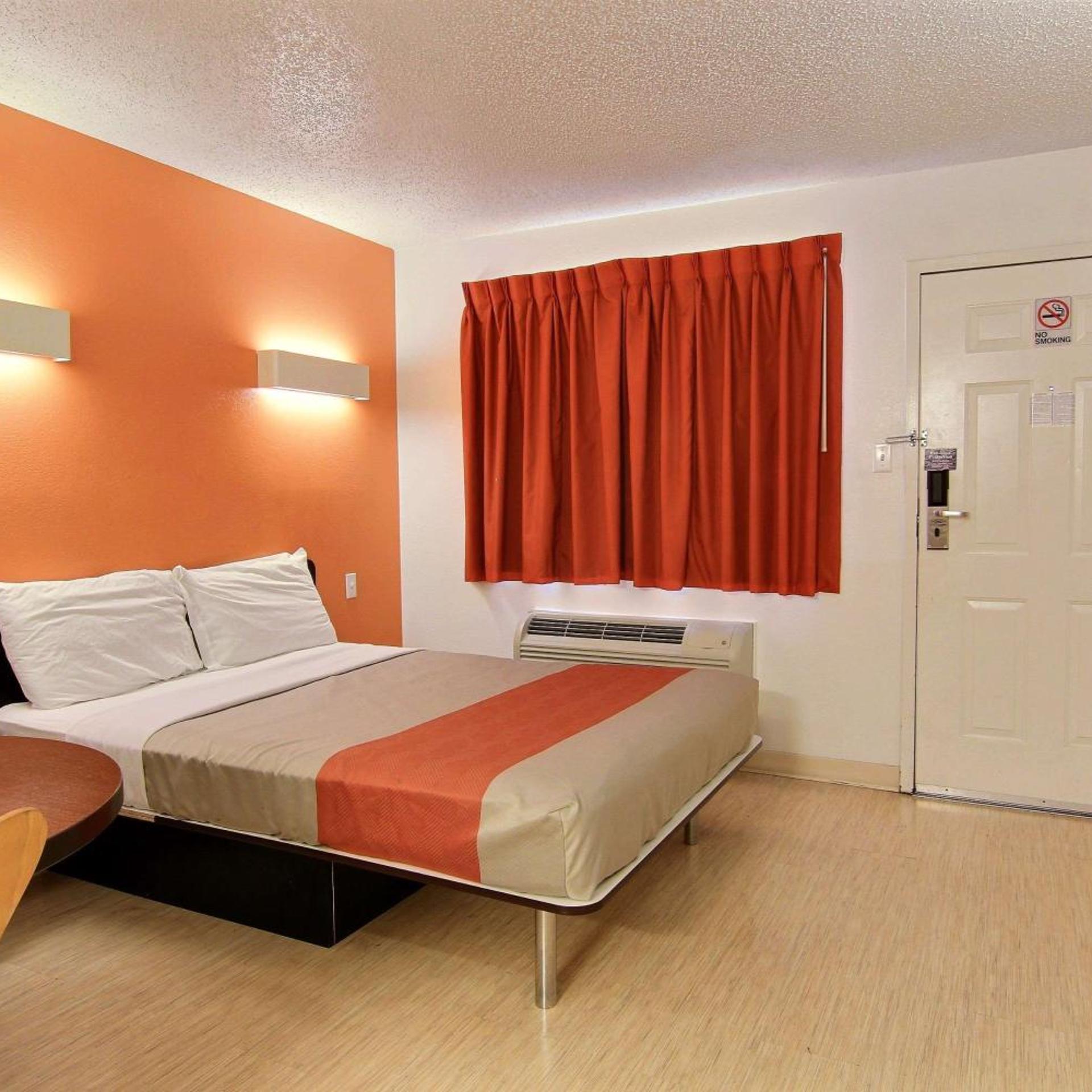 ROOM, QUEEN BED