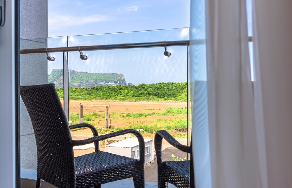 Thira Hotel 31/35