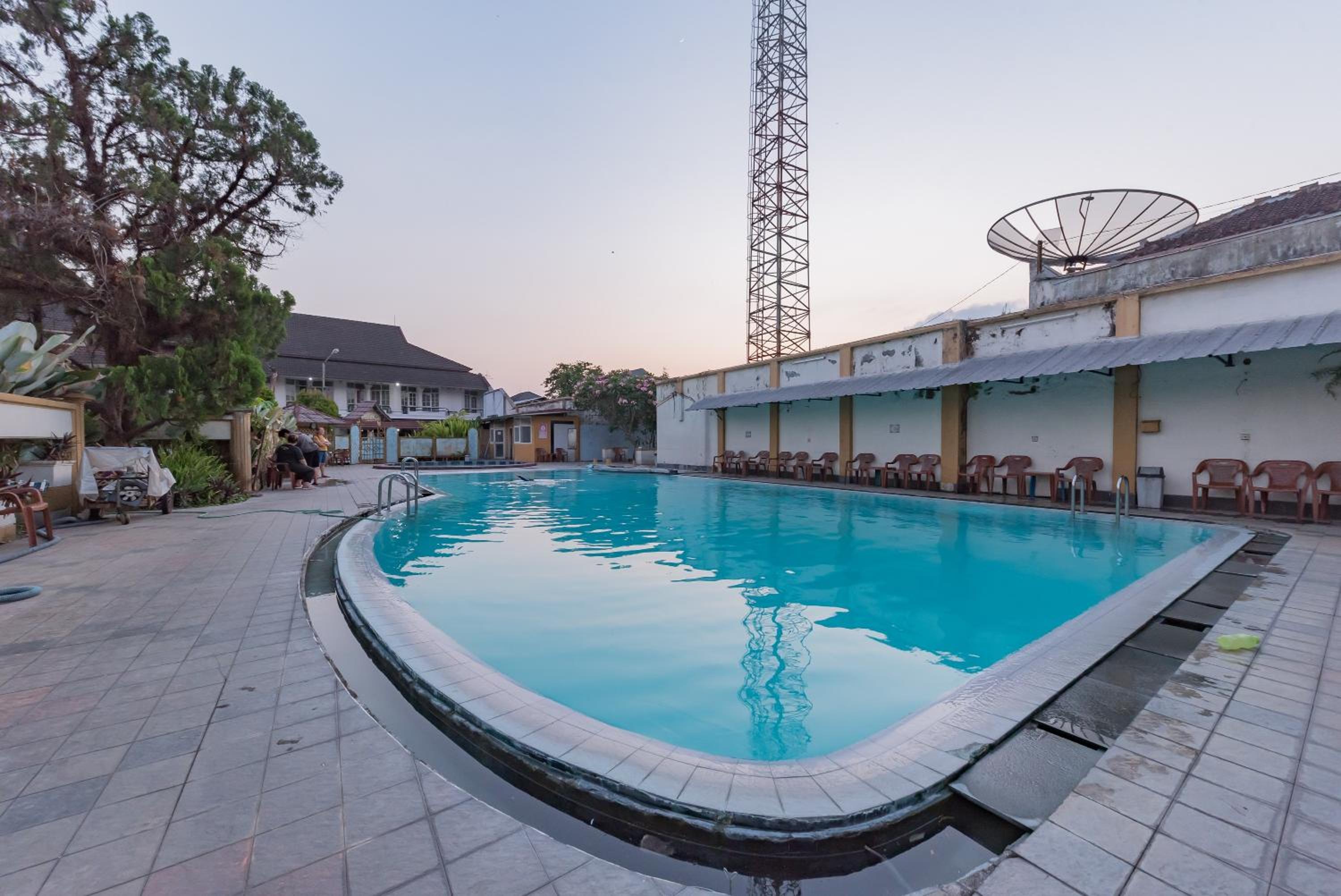 Crown Hotel Tasikmalaya 49/54
