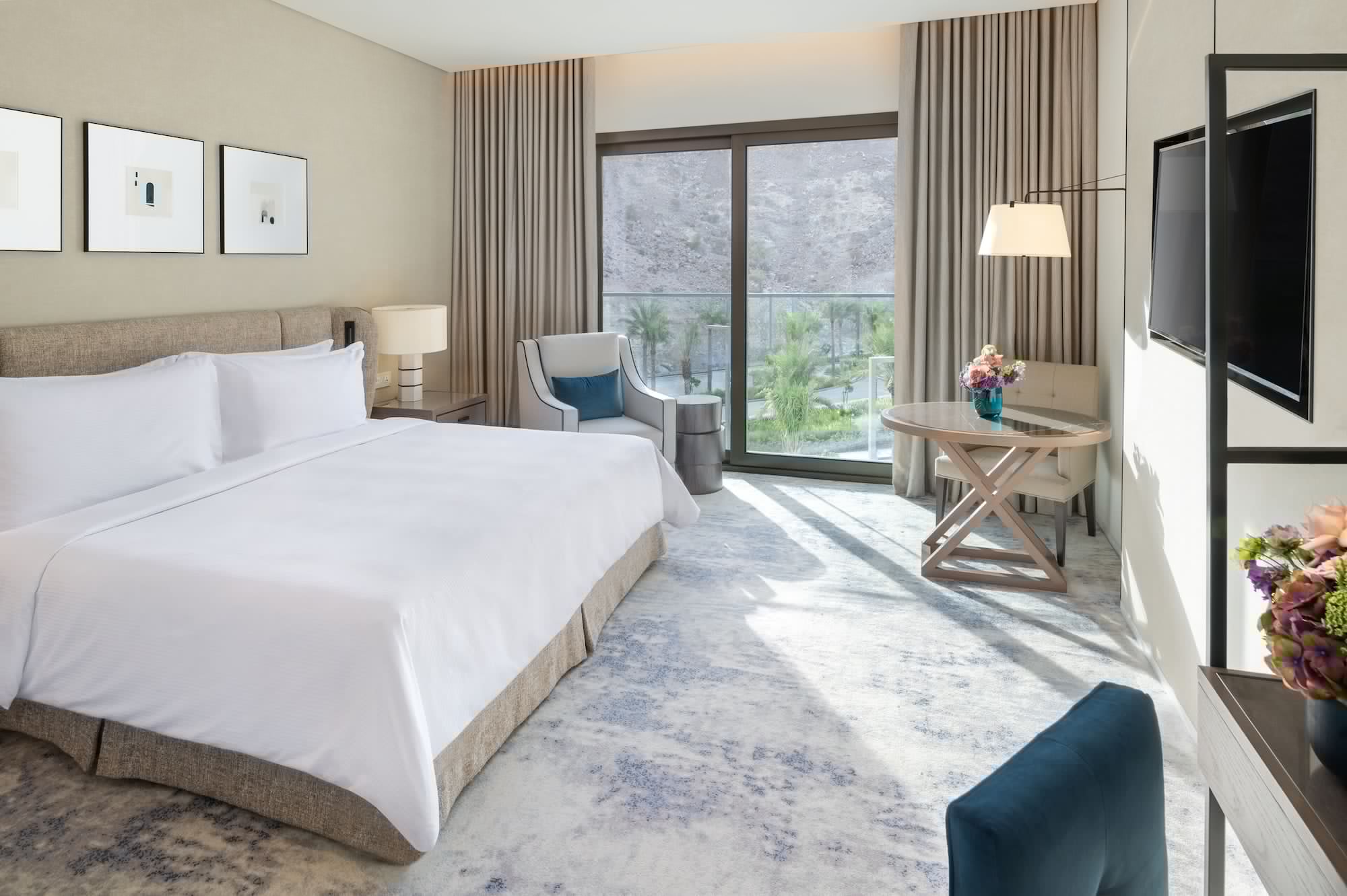 Deluxe, King Bed, Mountain View