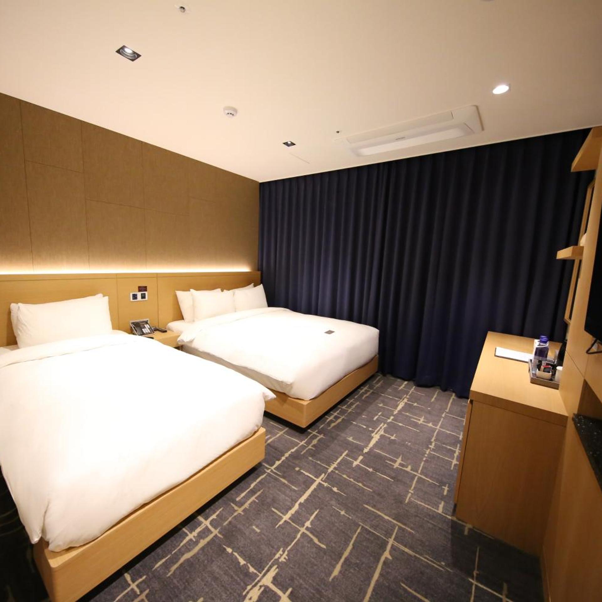 Deluxe, Twin Beds, Lake View, Sea Cruise Hotel 2/8