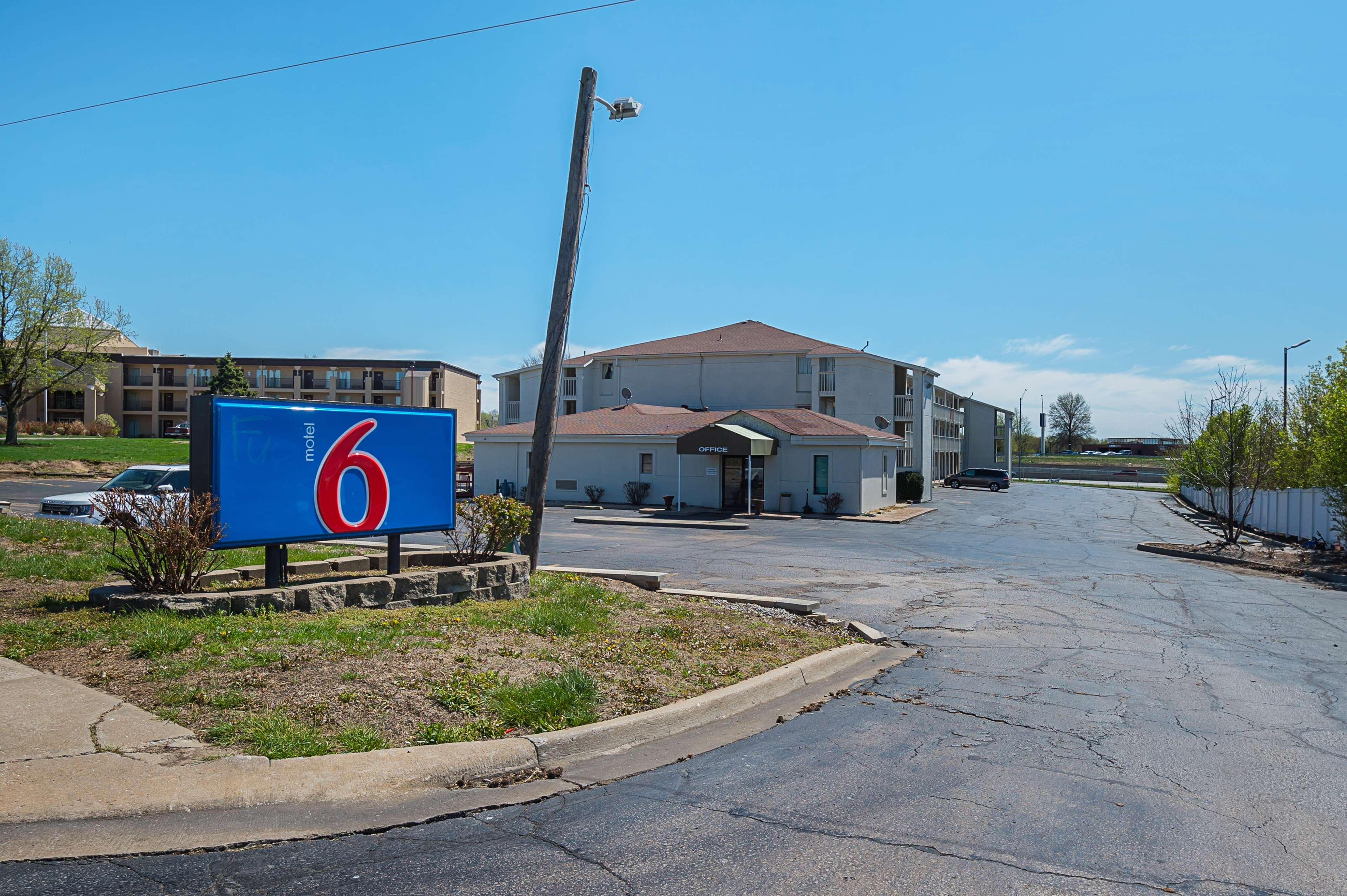 Motel6 Blue Springs, MO 20/24