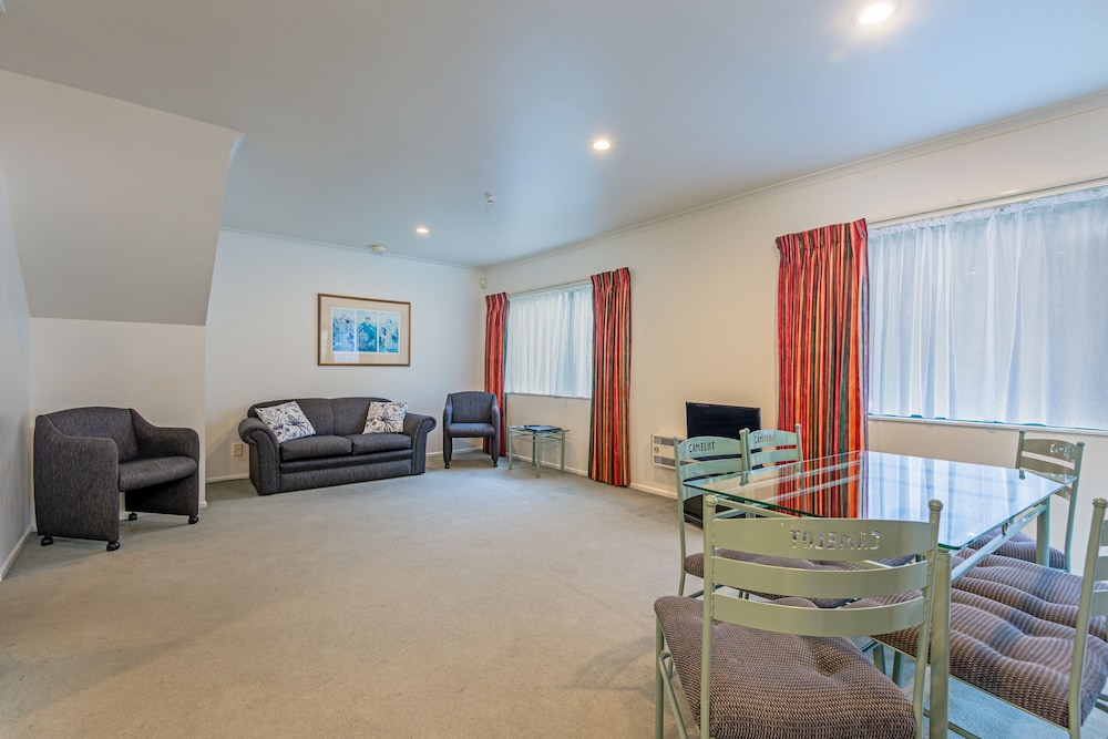 Camelot Motor Lodge 27/35