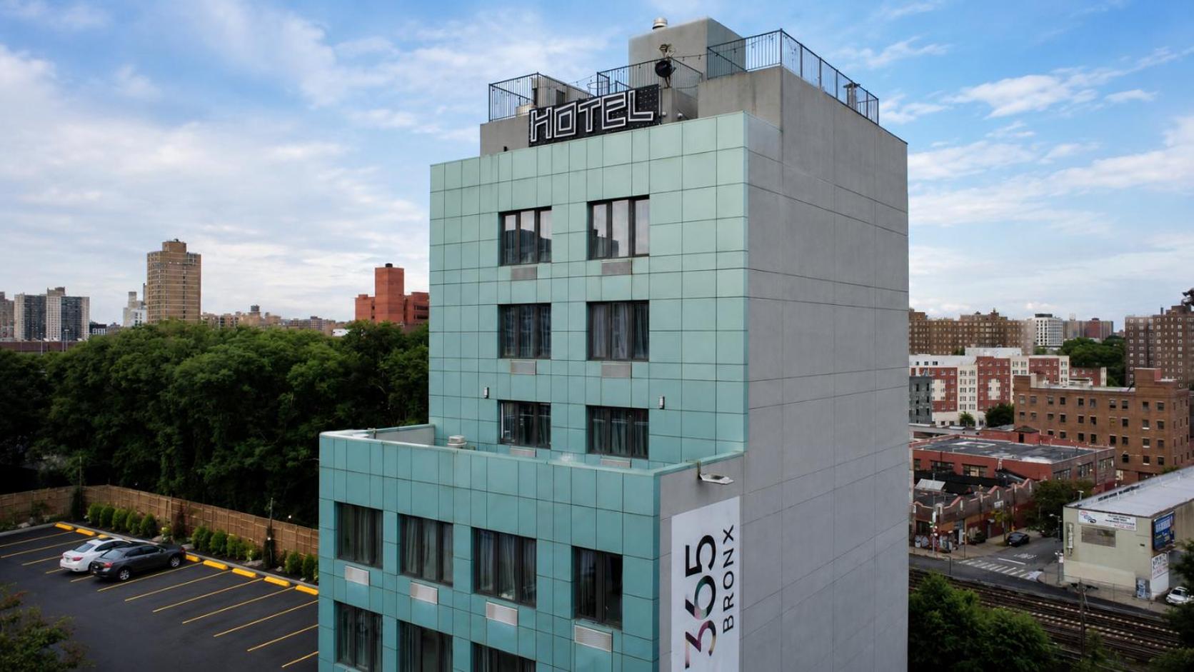 Hotel 365 Bronx 7/50
