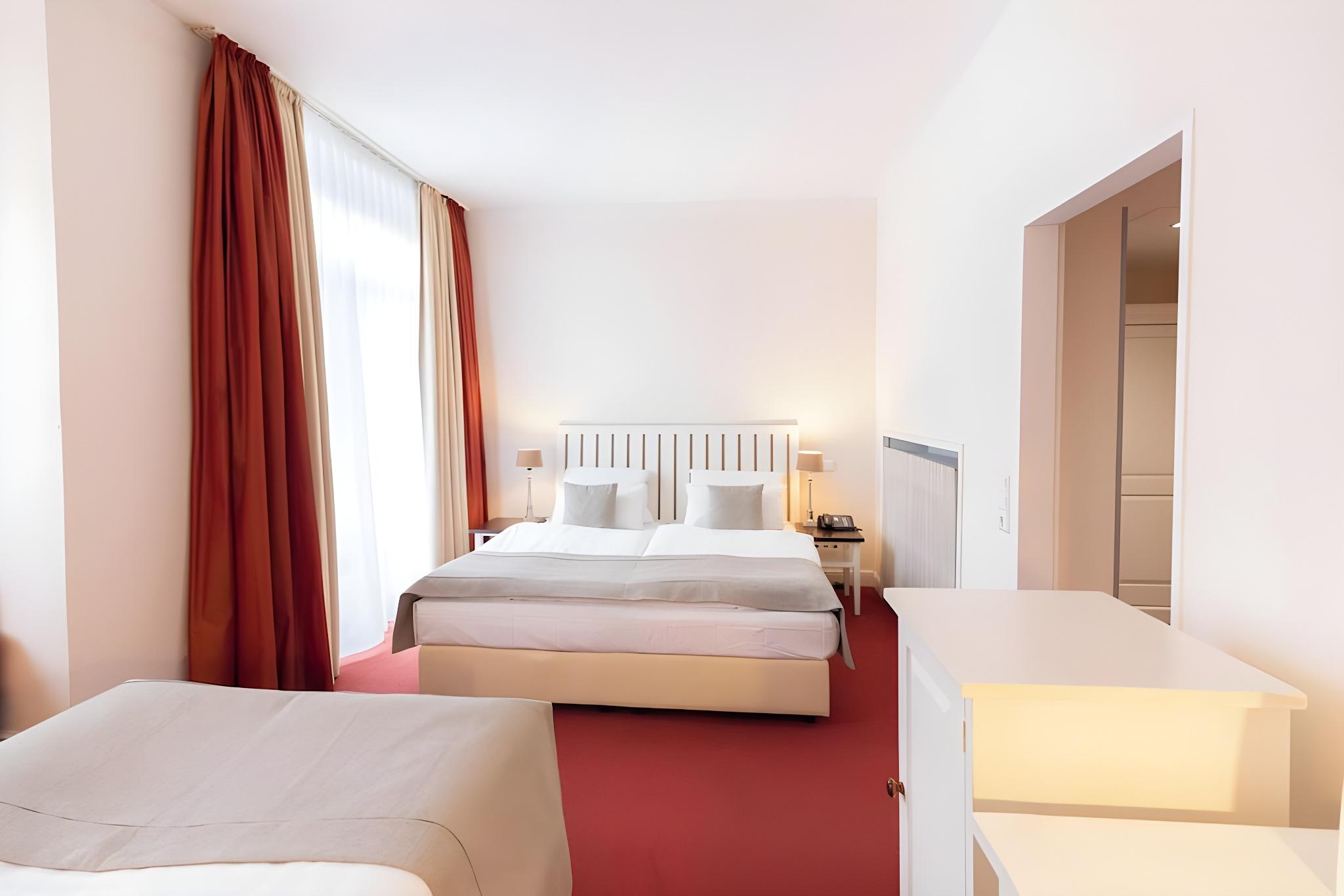 DELUXE, DOUBLE BED