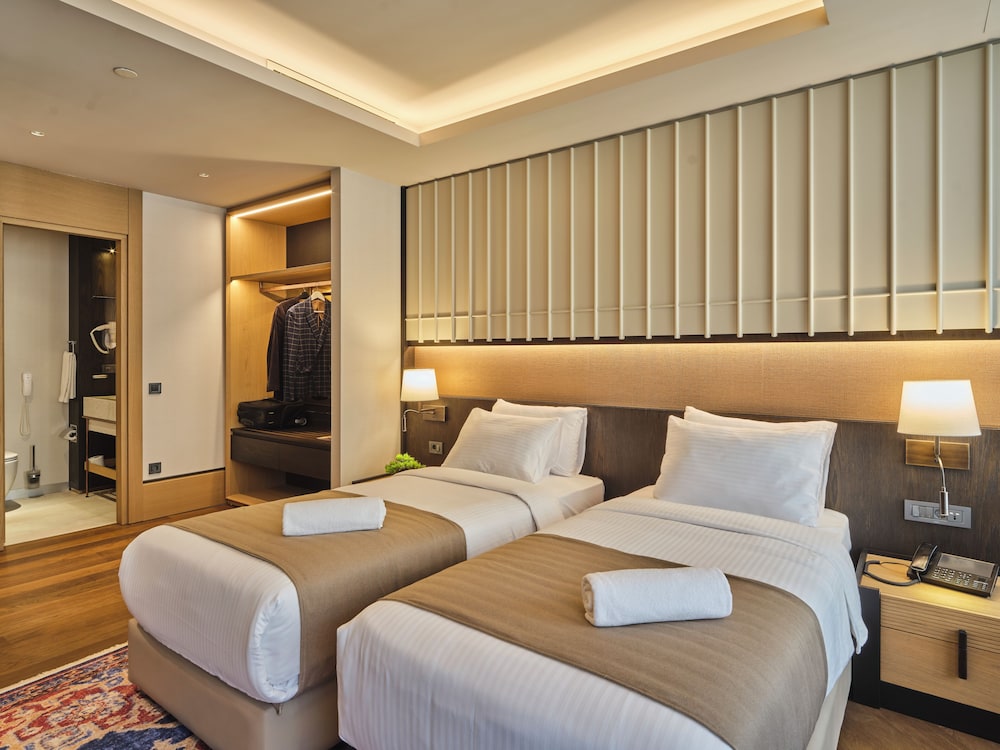 Four G Hotel 9/50