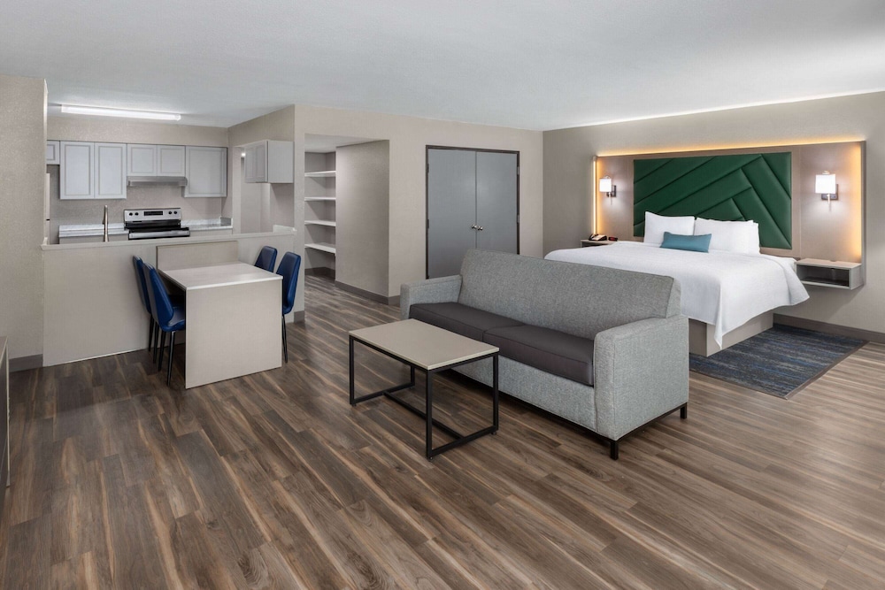 STUDIO, SUITE, KING BED
