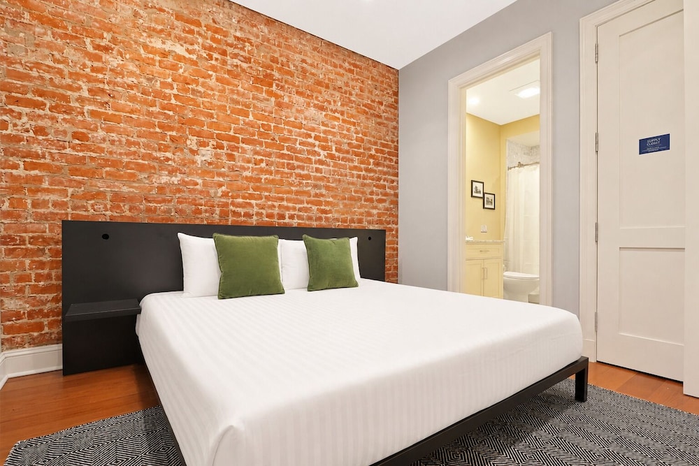 2 Bedrooms, 2 Queen Beds, 2 Bathrooms, Sofa، Factors Row by Sextant 6/10