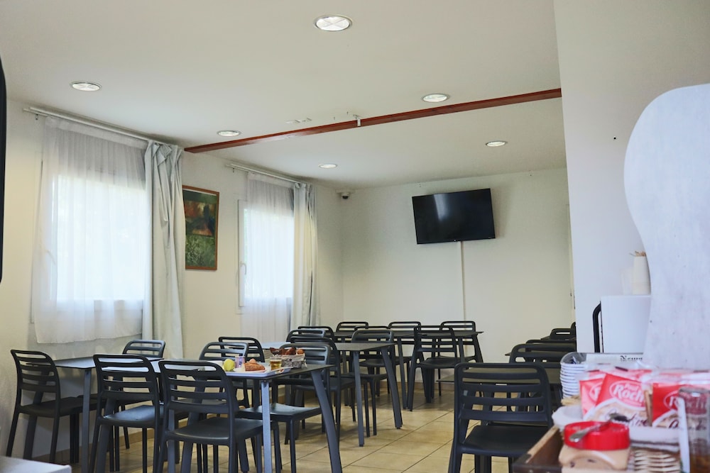 Village Hotel 24/33