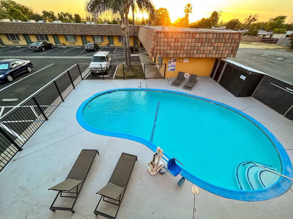 Rodeo Lodge (ex Americas Best Value Inn and Suites-Clovis/Fresno) 51/59