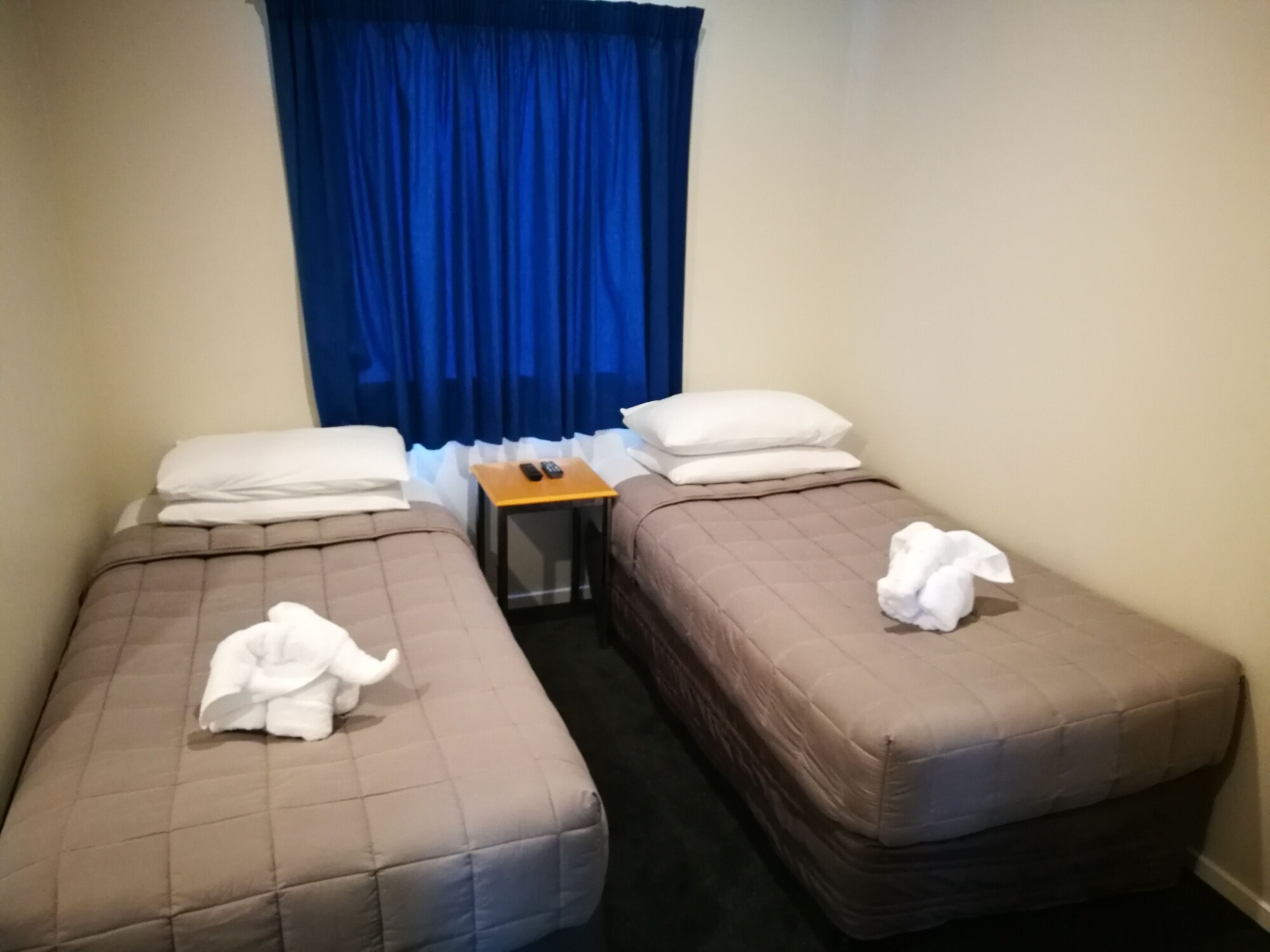 2 BEDROOMS, SUITE, KITCHEN