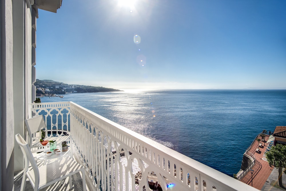 JUNIOR, SEA VIEW