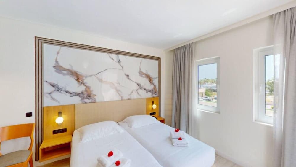 Chrispy Beach Resort 8/43