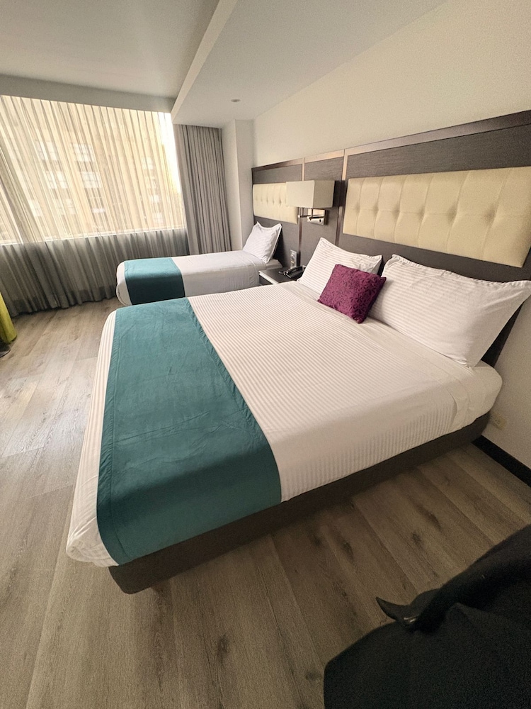 غرفة ثلاثية بسرير كينج وسرير فردي، Hotel City Bog Expo Museo 2/5