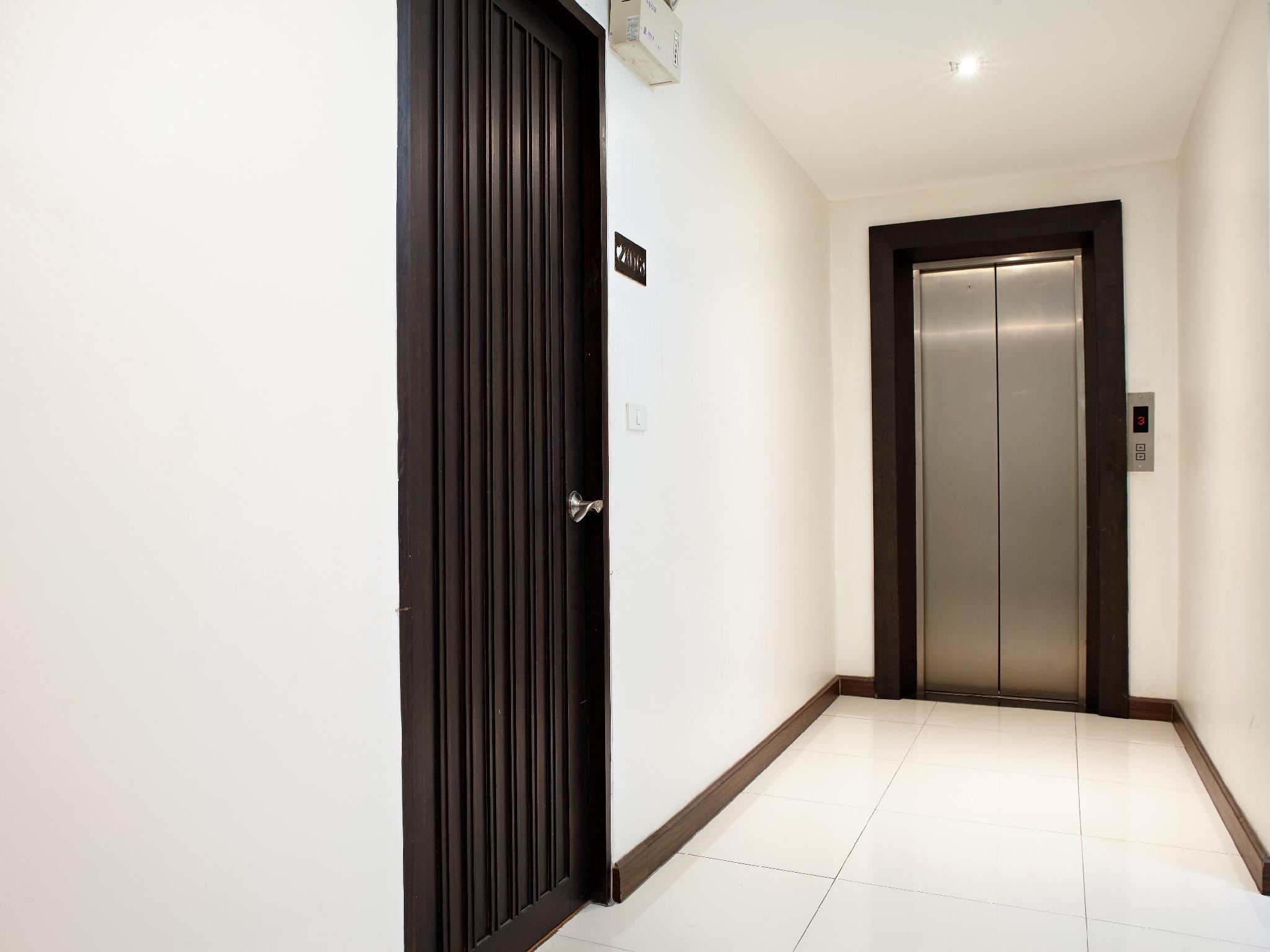White House Asoke Sukhumvit 18 24/36