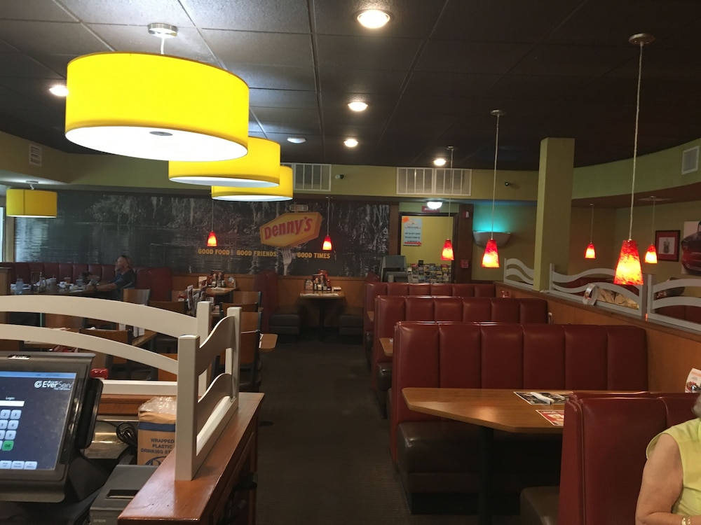 Days Inn by Wyndham Crystal River 21/28