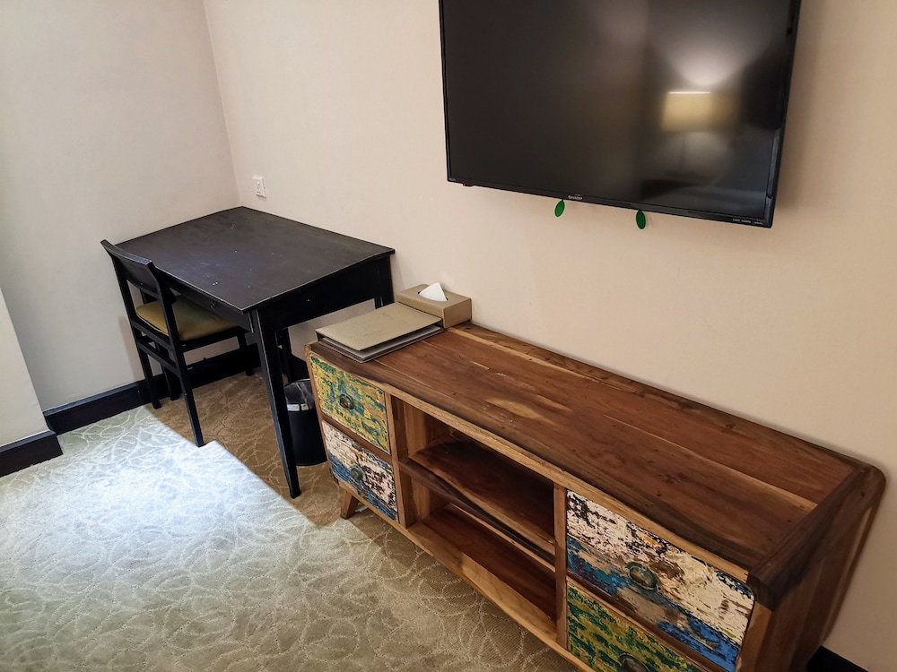 1825 Gallery Hotel 40/50