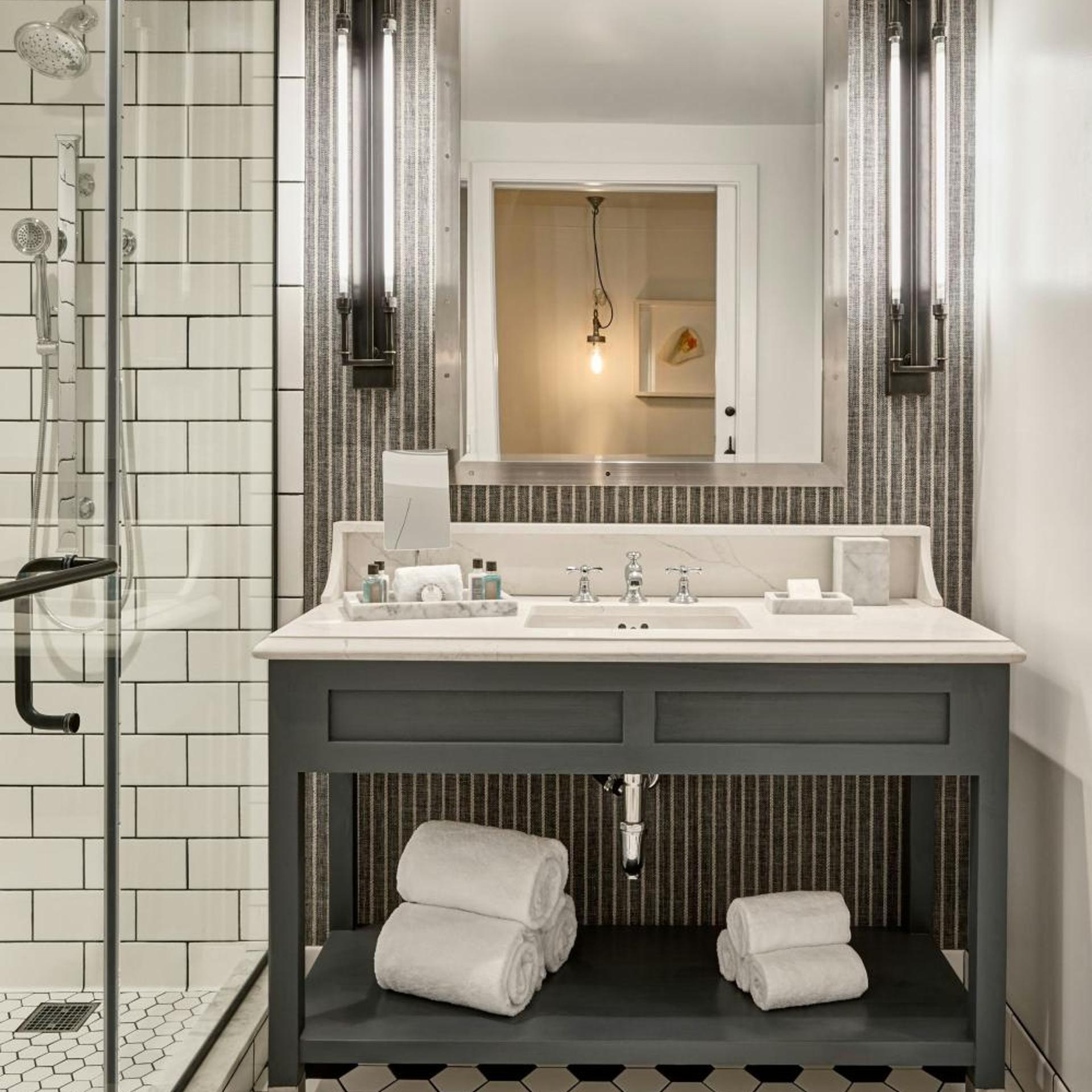 Suite, King Bed, Kitchen