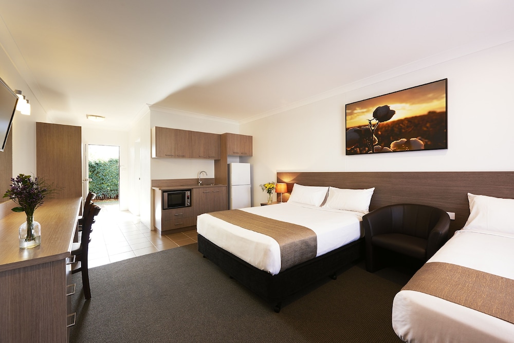 ADELONG MOTEL 16/29