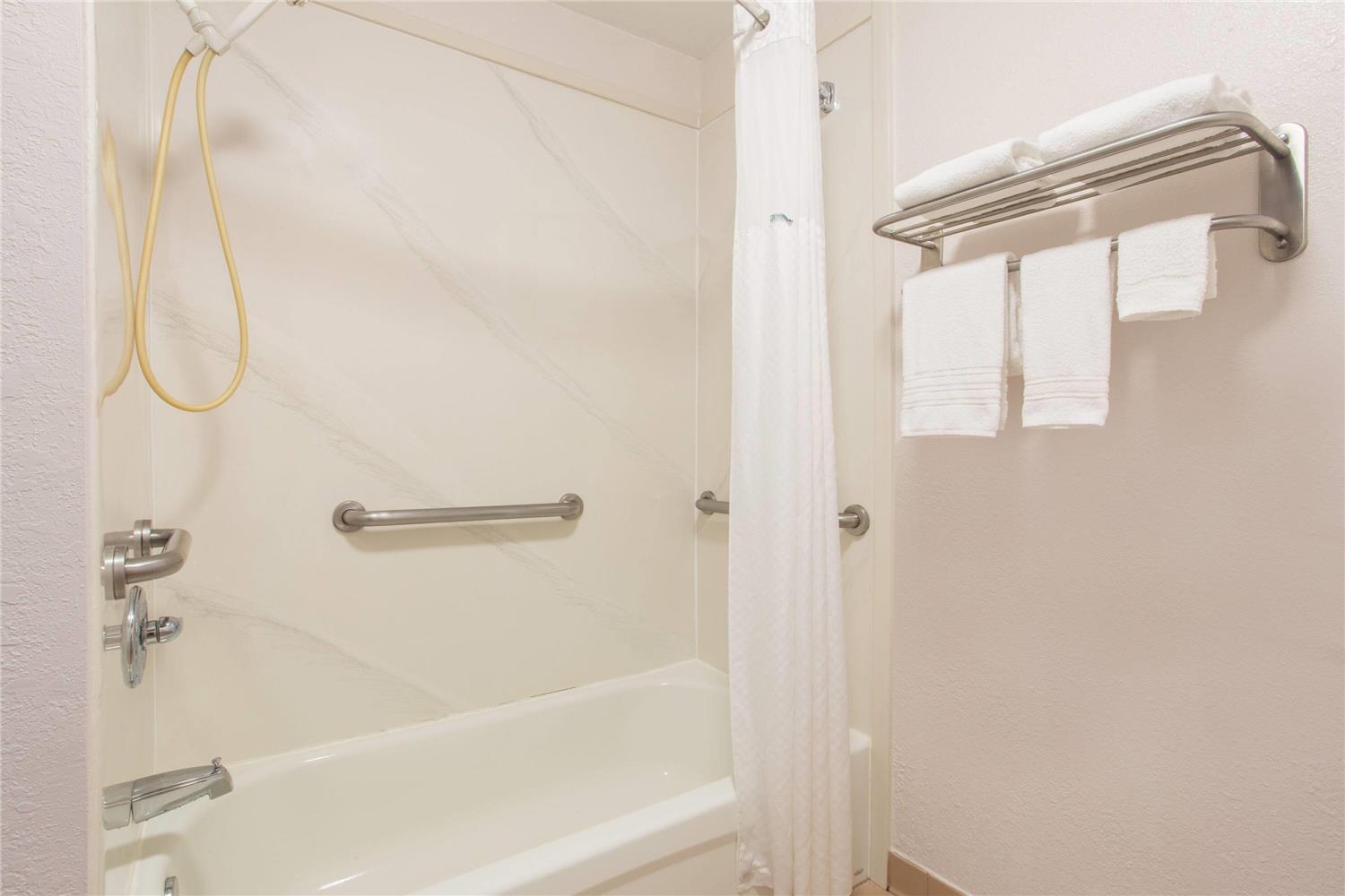 Days Inn & Suites by Wyndham Navarre - near Beaches/Hurlburt 27/27