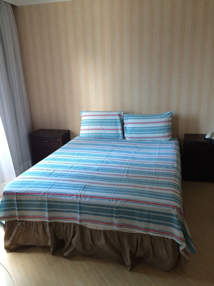 Standard, Queen Bed
