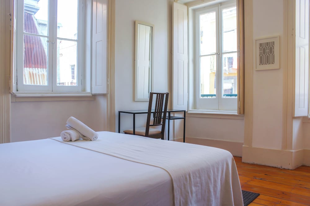 BRIGHT, DOUBLE BED, SHARED BATHROOM