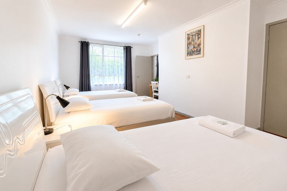 Beaconsfield Lodge Motel 25/66