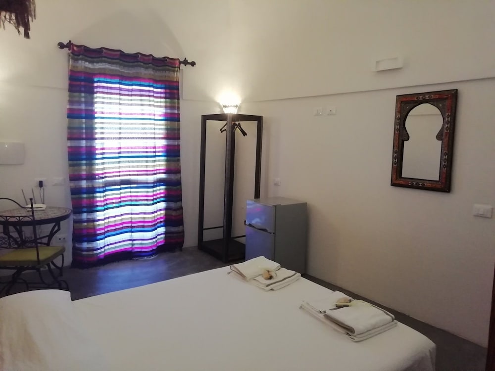 WEST, DELUXE, DOUBLE BED