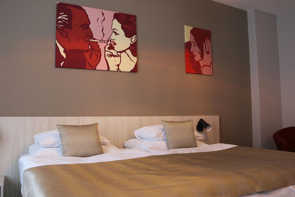 2 BEDROOMS, DELUXE, SUITE, QUEEN AND TWIN BEDS