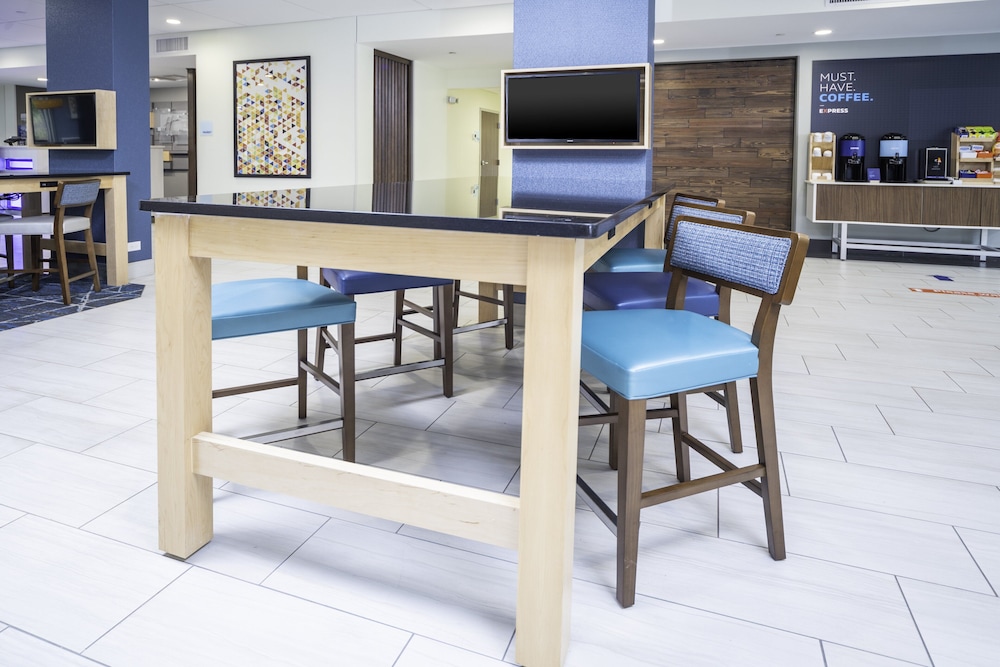 Holiday Inn Express and Suites Brevard City Center 32/51