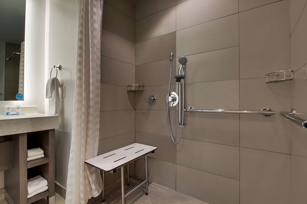 Hyatt House Oak Brook 62/64