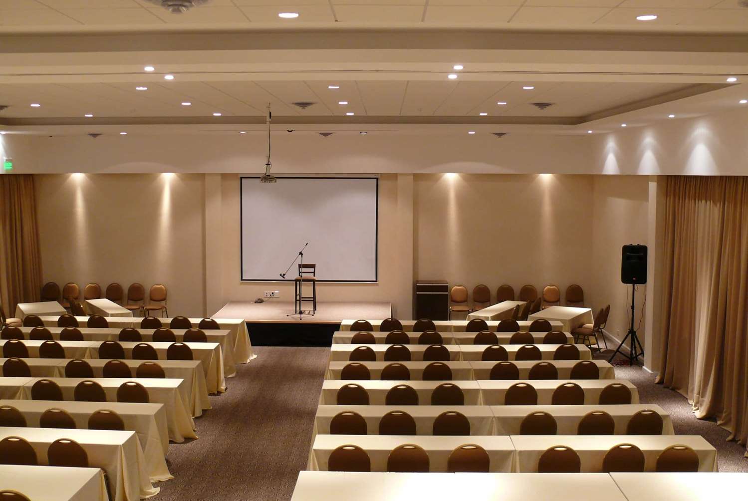 Howard Johnson Hotel & Convention Center by Wyndham, Merlo 5/18