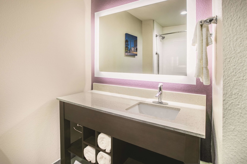 La Quinta Inn & Suites by Wyndham Dallas - Richardson 10/31