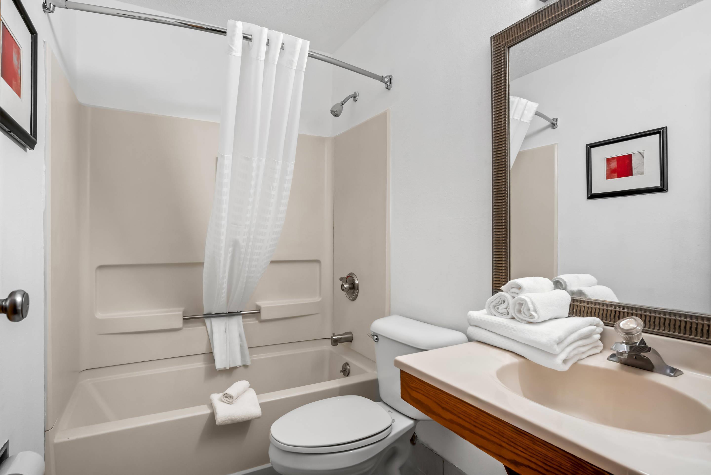 غرفة بسرير مزدوج، Econo Lodge Inn & Suites Auburn, MI 6/6