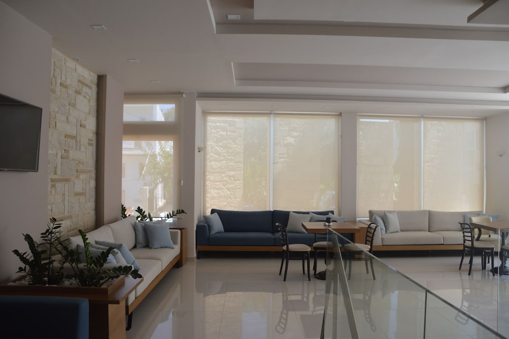 Golden Bay Suites 41/67