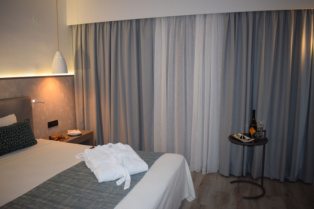 MINOS MARE HOTEL 18/24