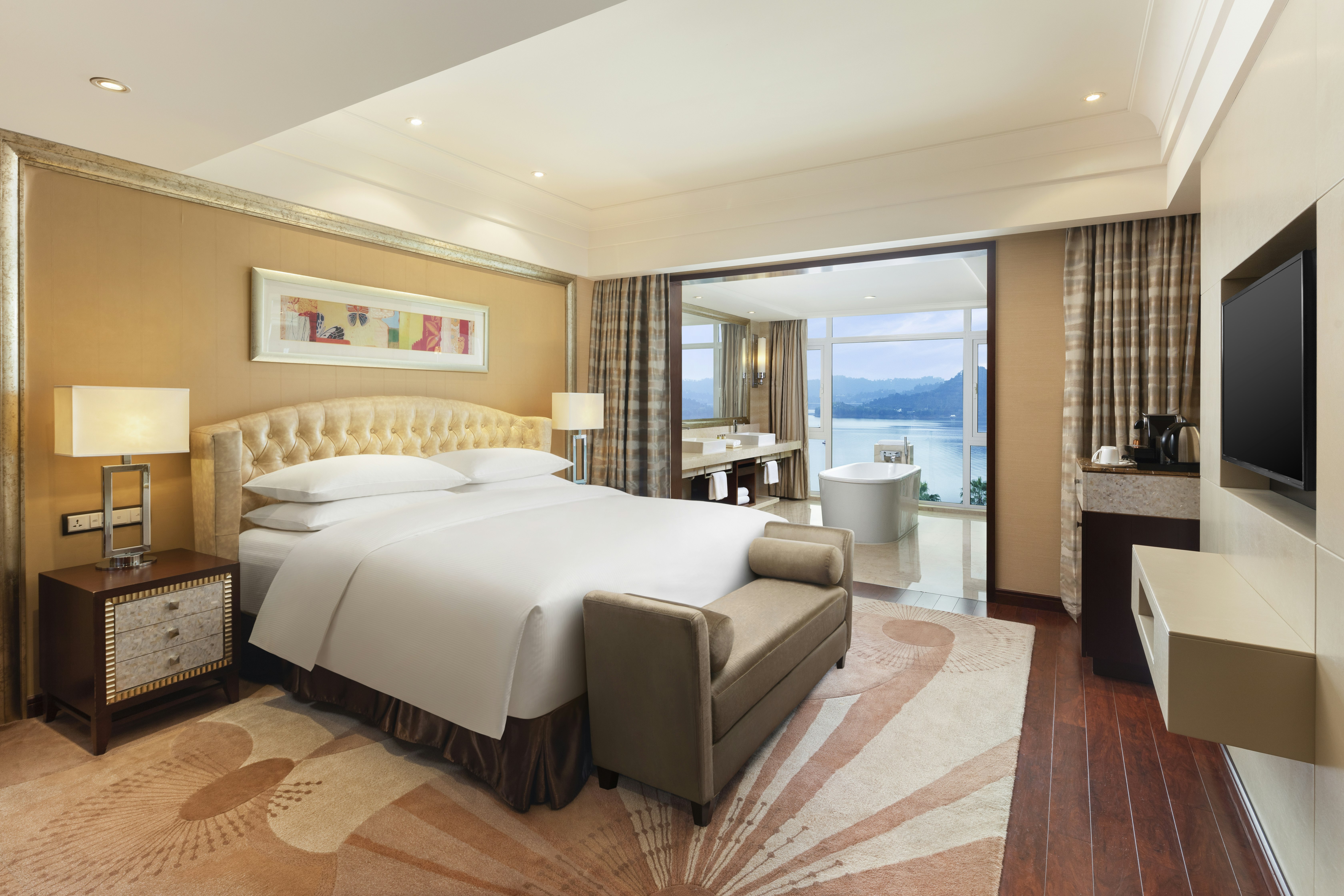 Suite, Lake View