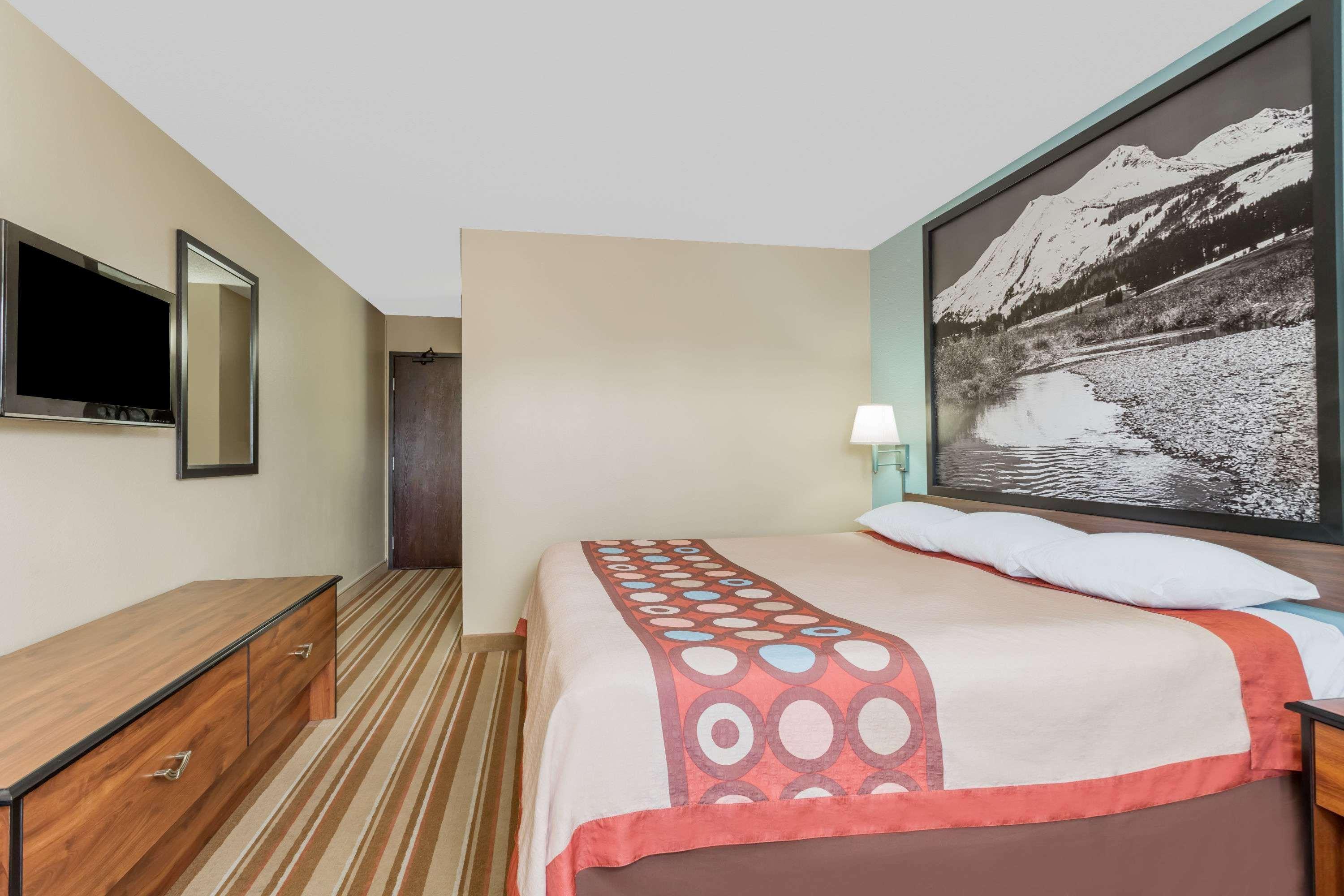 غرفة بسرير كينج