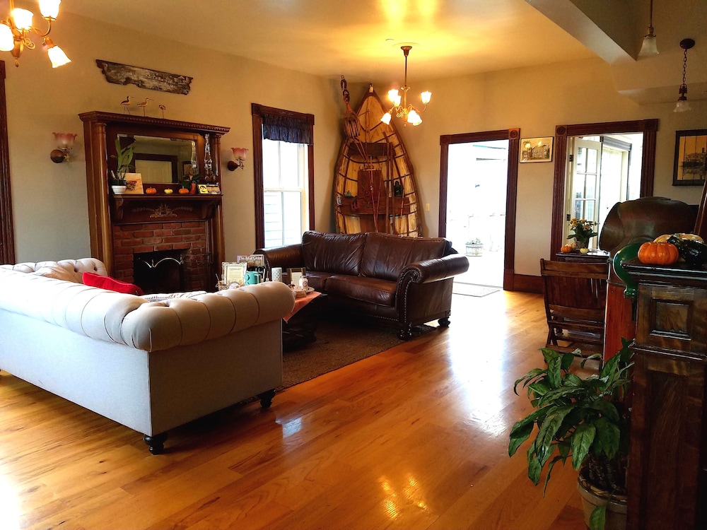Captain's Inn At Moss Landing 56/74