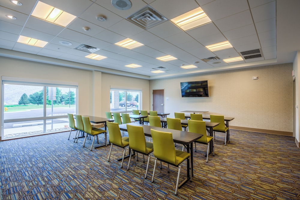 Holiday Inn Express Suites Reedsville State Coll Area 52/56