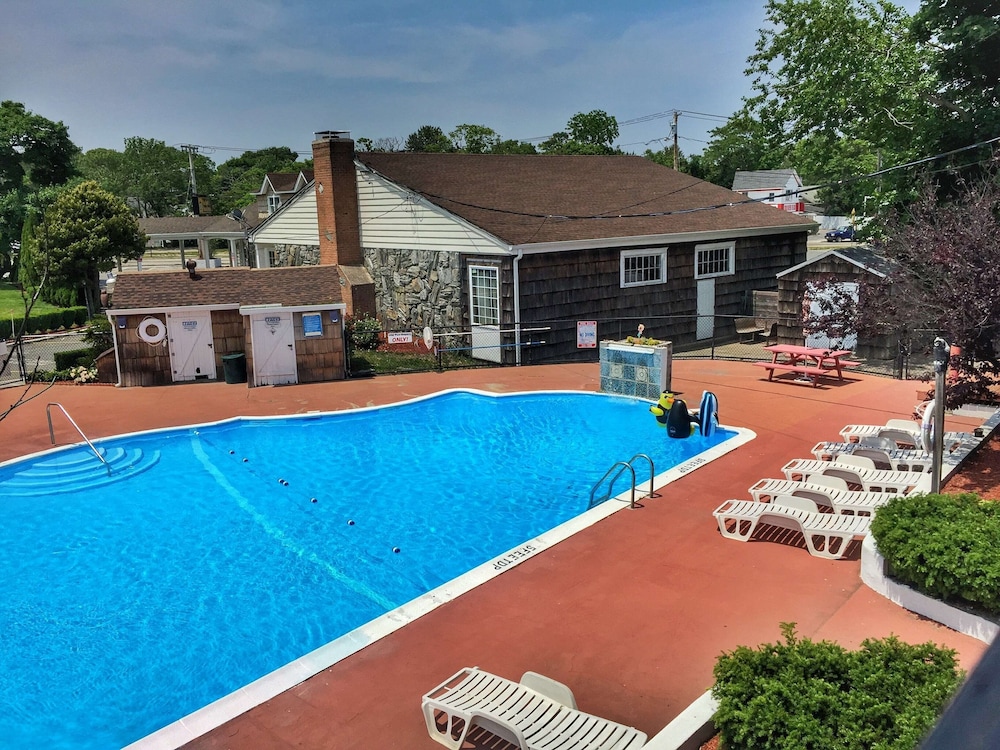 Budget Host East End Hotel In Riverhead 3/38