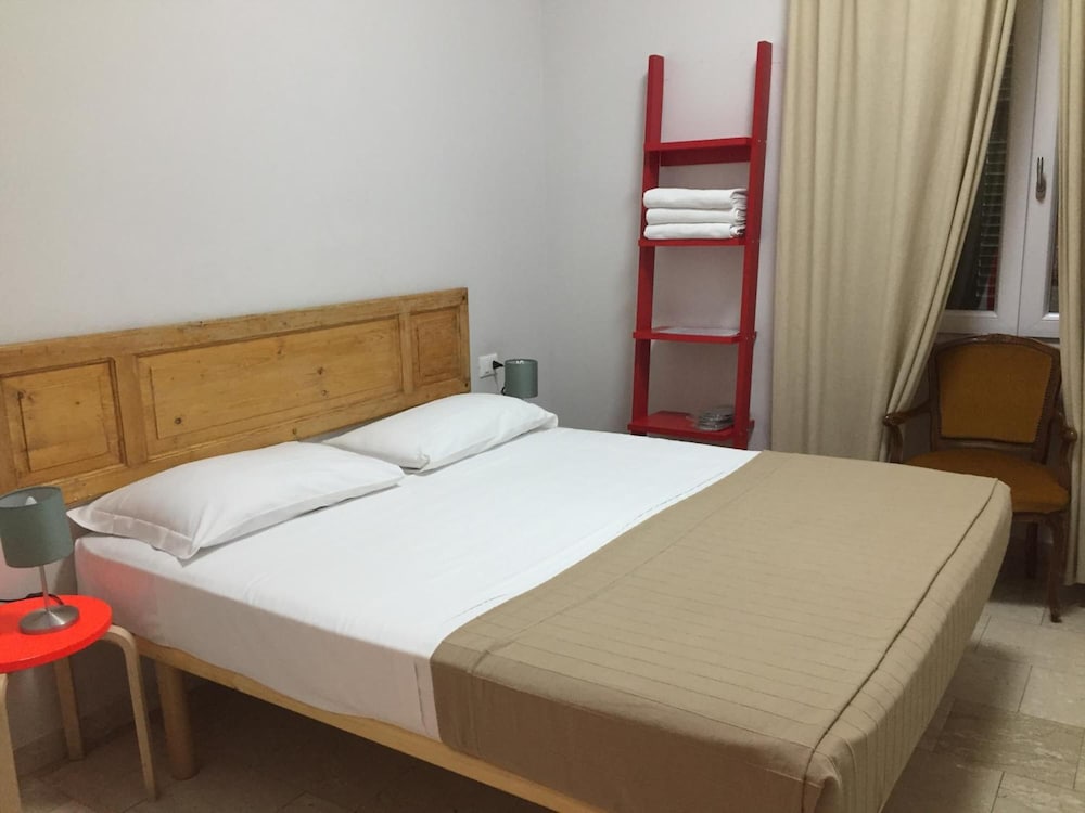 Roma Art Rooms 3/25