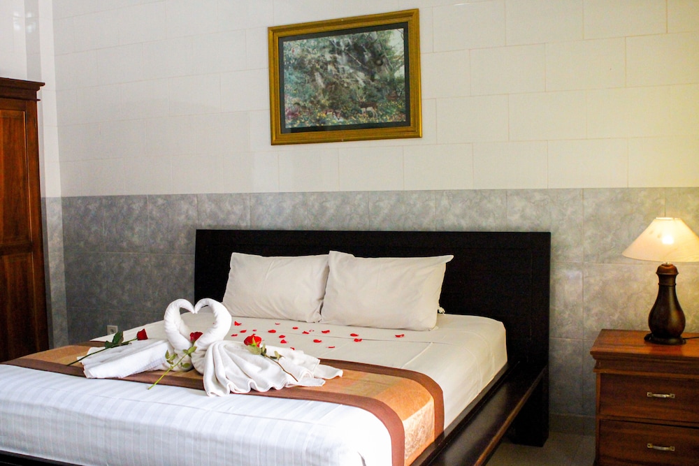 Putu Guest House 2 13/35