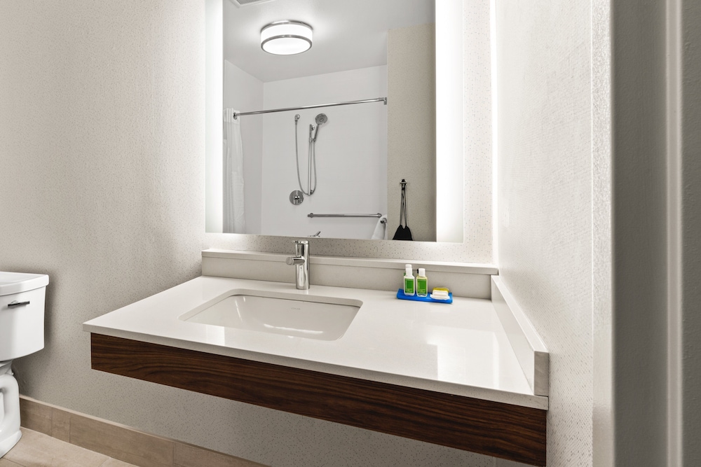 Holiday Inn Express & Suites Suisun City 21/70