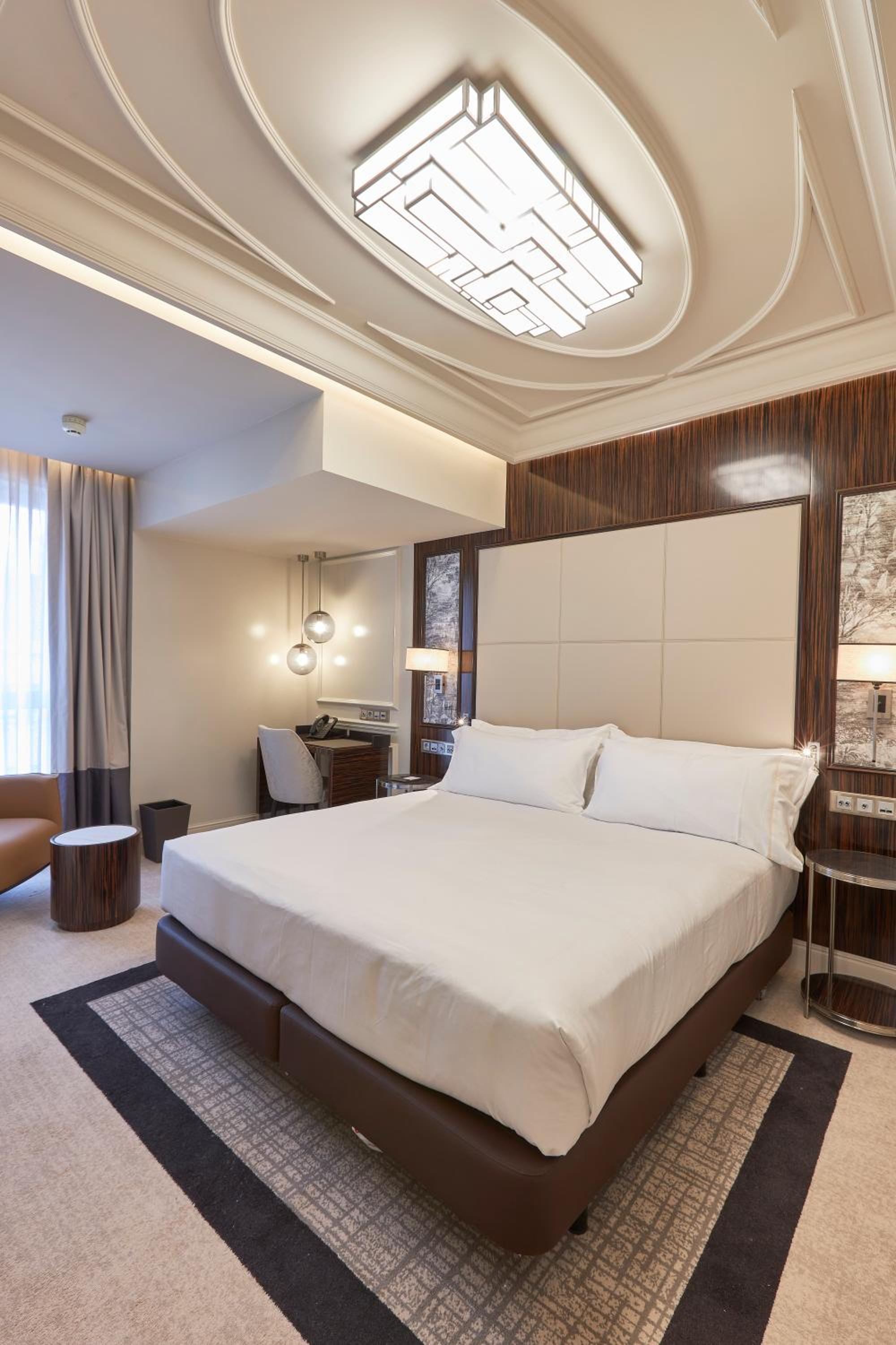 GUEST ROOM, KING BED