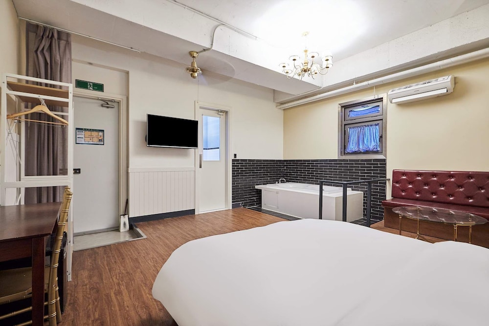 648 Hotel 28/57